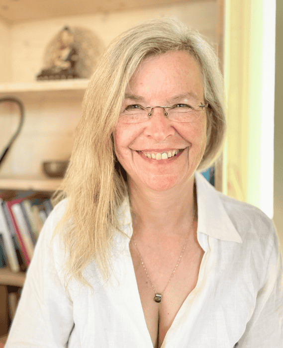 Portrait von Susanne Claussen freundlich, lächelnde, blonde Frau mittleren Alters